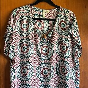 Tacera brand short sleeve top with gold tone embellishment. Size XL